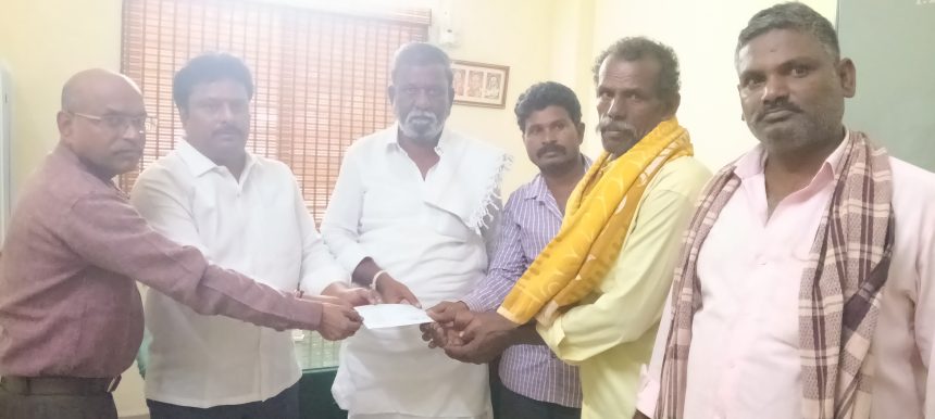 ಎಪಿಎಂಸಿಯ ಹಮಾಲಿ ಪೀರಸಾಬ್ ಸಾವು-ಕಾಯಕನಿಧಿ ಯೋಜನೆಯಲ್ಲಿ 25 ಸಾವಿರ ಚೆಕ್ ವಿತರಣೆ