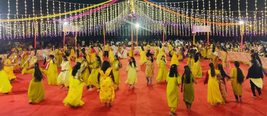 ಸುರೇಶ ಯಾದವ ಪೌಂಡೇಶನದಿಂದ  ದಸರಾ ಹಬ್ಬದ ದಾಂಡಿಯಾ ಉತ್ಸವ