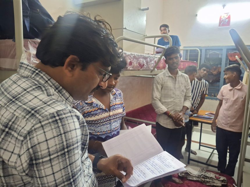 ತಡರಾತ್ರಿ ಗಜೇಂದ್ರಗಡ ನಗರದ ಬಿಸಿಎಂ ಹಾಸ್ಟೇಲ್ ಗಳಿಗೆ ಭೇಟಿ ನೀಡಿ ವಾಸ್ತವ ಪರಿಶೀಲಿಸಿದ ಇಒ ಚಂದ್ರಶೇಖರ ಕಂದಕೂರು