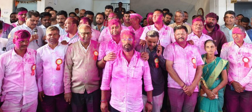 ರಮೇಶ ಕತ್ತಿ ಕುಟುಂಬ, ಎ.ಬಿ.ಪಾಟೀಲ ಸ್ವಾಭಿಮಾನ ಪೆನಲಗೆ ಭಂಪರ ಕೊಡುಗೆ ನೀಡಿದ ಹುಕ್ಕೇರಿ ಜನತೆ ರಮೇಶ ಕತ್ತಿ ಕುಟುಂಬ, ಎ.ಬಿ.ಪಾಟೀಲ ಸ್ವಾಭಿಮಾನ ಪೆನಲಗೆ ಭಂಪರ ಕೊಡುಗೆ ನೀಡಿದ ಹುಕ್ಕೇರಿ ಜನತೆ