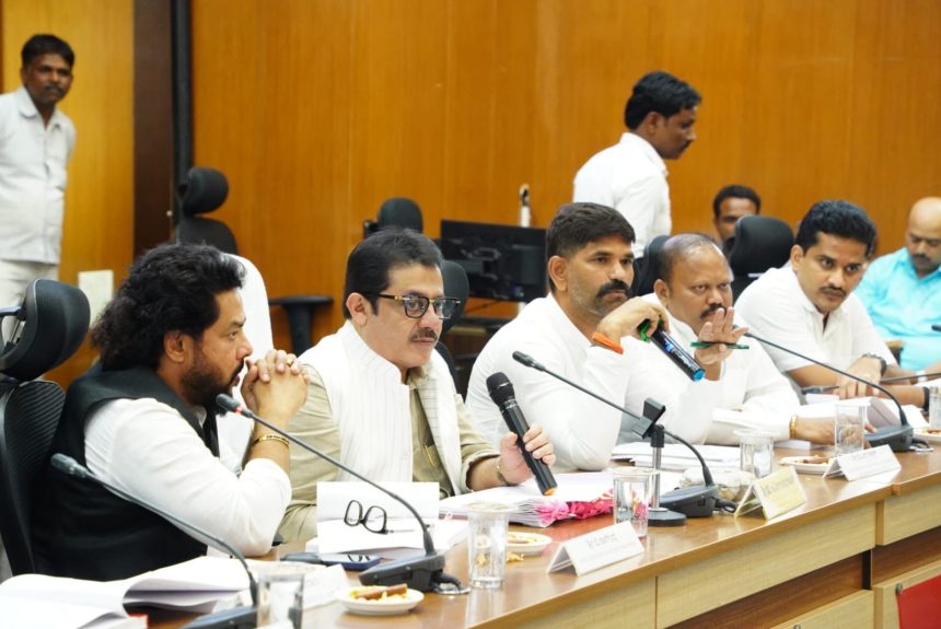 ಅಧಿಕಾರಿಗಳು ಜನಪರ ಆಡಳಿತ ಸೇವೆ ನೀಡಬೇಕು: ಸಚಿವ ಜಮೀರ್ ಅಹ್ಮದ್ ಖಾನ್ ಅಧಿಕಾರಿಗಳು ಜನಪರ ಆಡಳಿತ ಸೇವೆ ನೀಡಬೇಕು: ಸಚಿವ ಜಮೀರ್ ಅಹ್ಮದ್ ಖಾನ್