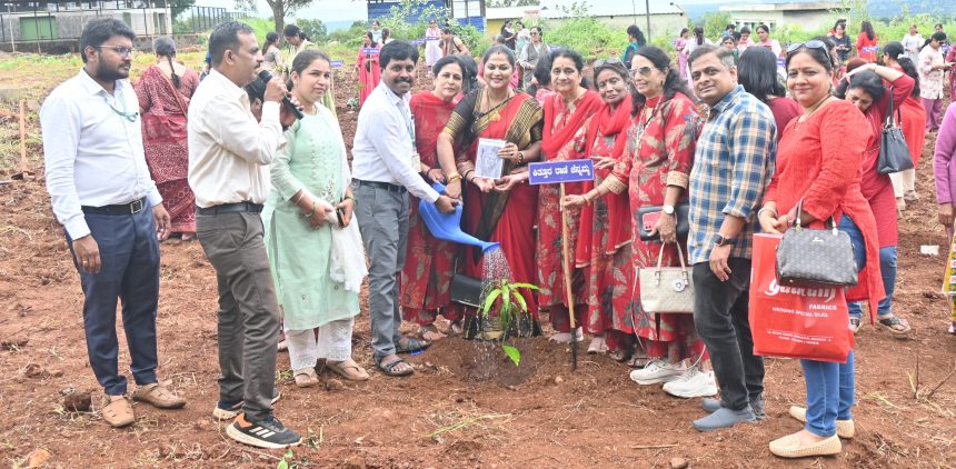 ಎಕ್ ಪೇಡ್ ಮಾ ಕೆ ನಾಮ ಅಭಿಯಾನದಡಿಯಲ್ಲಿ ಕೃಷಿ ವಿಜ್ಞಾನ ಕೇಂದ್ರದಲ್ಲಿ ಸಸಿ ನೆಡುವ ಕಾರ್ಯಕ್ರಮ 