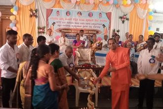 ಶಿಕ್ಷಕರಿಗೆ ಮೆರವಣಿಗೆ ಮೂಲಕ ಪುಷ್ಪಾರ್ಚೆನೆ ಗೌರವ ಅರ್ಪಿಸುವ ಮೂಲಕ ಕಾರ್ಯಕ್ರಮಕ್ಕೆ ಬರಮಾಡಿಕೊಂಡ ವಿದ್ಯಾರ್ಥಿಗಳು