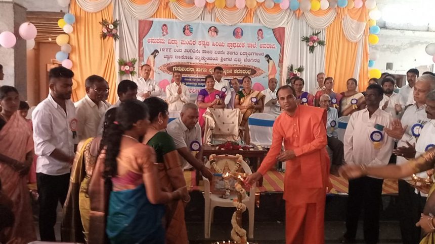 ಶಿಕ್ಷಕರಿಗೆ ಮೆರವಣಿಗೆ ಮೂಲಕ ಪುಷ್ಪಾರ್ಚೆನೆ ಗೌರವ ಅರ್ಪಿಸುವ ಮೂಲಕ ಕಾರ್ಯಕ್ರಮಕ್ಕೆ ಬರಮಾಡಿಕೊಂಡ ವಿದ್ಯಾರ್ಥಿಗಳು