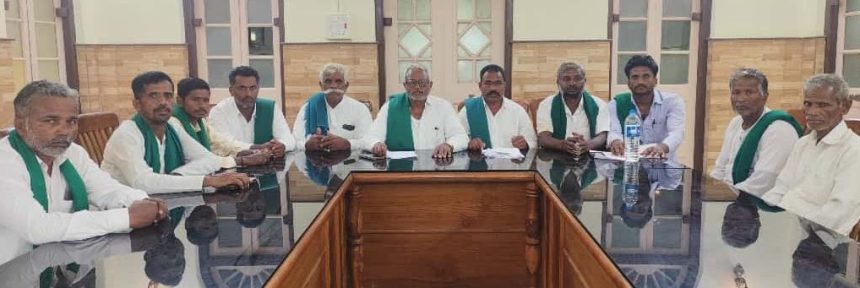 ಪ್ರತಿಟನ್ ಕಬ್ಬಿಗೆ 4 ಸಾವಿರ ರೂ.ದರ ನಿಗದಿ ಪಡಿಸಿ: ಕಬ್ಬುಬೆಳೆಗಾರರ ಸಂಘ ಆಗ್ರಹ ಪ್ರತಿಟನ್ ಕಬ್ಬಿಗೆ 4 ಸಾವಿರ ರೂ.ದರ ನಿಗದಿ ಪಡಿಸಿ: ಕಬ್ಬುಬೆಳೆಗಾರರ ಸಂಘ ಆಗ್ರಹ