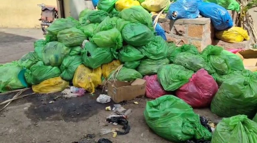 ಕಸದ ರಾಶಿ ತೆರವಿಗೆ ಸಾರ್ವಜನಿಕರ ಆಗ್ರಹ ಕಸದ ರಾಶಿ ತೆರವಿಗೆ ಸಾರ್ವಜನಿಕರ ಆಗ್ರಹ