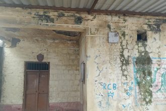 ಕುಸಿಯುವ ಹಂತದಲ್ಲಿರುವ ಅಂಗನವಾಡಿ ಕಟ್ಟಡ ಪ್ರಾಣಭೀತಿಯಲ್ಲಿ ಮಕ್ಕಳು