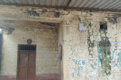 ಕುಸಿಯುವ ಹಂತದಲ್ಲಿರುವ ಅಂಗನವಾಡಿ ಕಟ್ಟಡ ಪ್ರಾಣಭೀತಿಯಲ್ಲಿ ಮಕ್ಕಳು