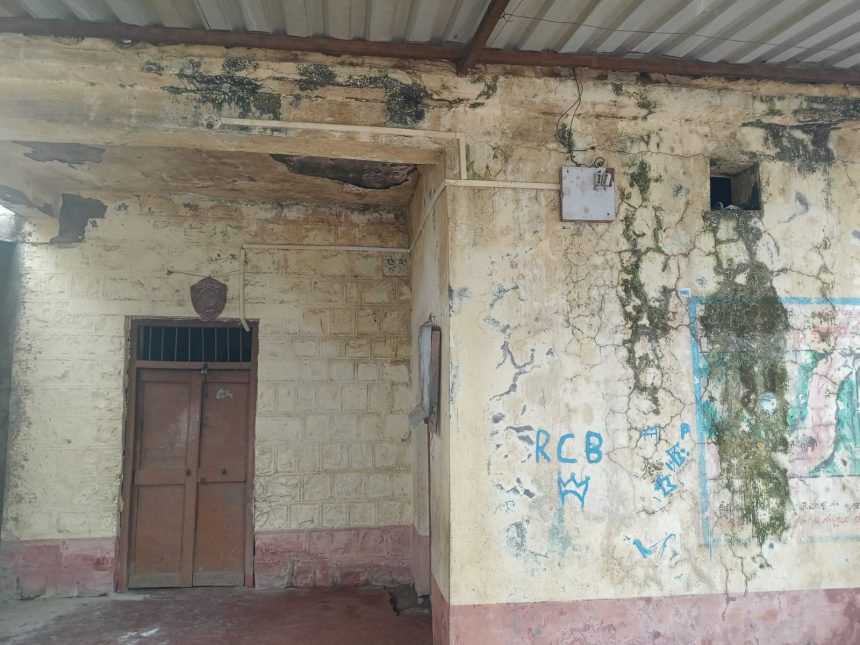 ಕುಸಿಯುವ ಹಂತದಲ್ಲಿರುವ ಅಂಗನವಾಡಿ ಕಟ್ಟಡ ಪ್ರಾಣಭೀತಿಯಲ್ಲಿ ಮಕ್ಕಳು