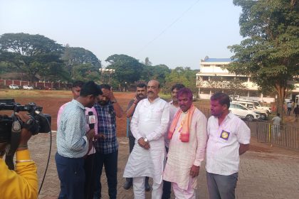 ಮೇಲ್ನೋಟಕ್ಕೆ ಜಾರಕಿಹೊಳಿ ಬಣ ಡಿಸಿಸಿ ಬ್ಯಾಂಕ ಗದ್ದುಗೆ ಏರುವದು ಖಚಿತ!  ಲಕ್ಷ್ಮಣ ಸವದಿ, ಮಲ್ಲಣ್ಣ ಯಾದವಾಡ, ಅಪ್ಪಾಸಾಹೇಬ ಕುಲಗುಡೆ ಡಿಸಿಸಿ ನಿರ್ದೇಶಕರಾಗಿ ಆಯ್ಕೆ.