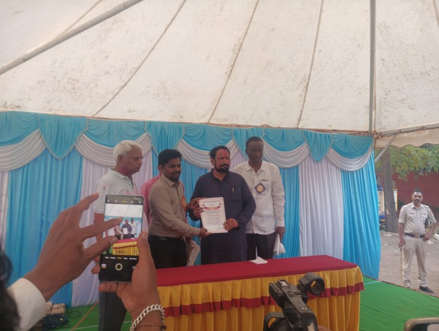 ಮೇಲ್ನೋಟಕ್ಕೆ ಜಾರಕಿಹೊಳಿ ಬಣ ಡಿಸಿಸಿ ಬ್ಯಾಂಕ ಗದ್ದುಗೆ ಏರುವದು ಖಚಿತ!  ಲಕ್ಷ್ಮಣ ಸವದಿ, ಮಲ್ಲಣ್ಣ ಯಾದವಾಡ, ಅಪ್ಪಾಸಾಹೇಬ ಕುಲಗುಡೆ ಡಿಸಿಸಿ ನಿರ್ದೇಶಕರಾಗಿ ಆಯ್ಕೆ.