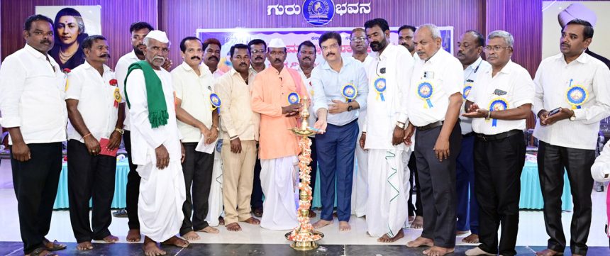 ವಾಲ್ಮೀಕಿ ಅವರ ಆದರ್ಶಗಳನ್ನು ಪ್ರತಿಯೊಬ್ಬರು ಜೀವನದಲ್ಲಿ ಅಳವಡಿಸಿಕೊಳ್ಳಬೇಕು : ಹೊಳೆಪ್ಪಗೋಳ