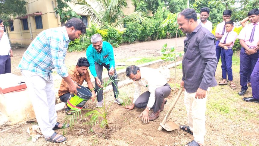 ತಾಯಿ ಹೆಸರಲ್ಲಿ ಒಂದು ಗಿಡ ಅಭಿಯಾನ : ಇಂಡಿ ತಾಲೂಕು ಪ್ರಥಮ ತಾಯಿ ಹೆಸರಲ್ಲಿ ಒಂದು ಗಿಡ ಅಭಿಯಾನ : ಇಂಡಿ ತಾಲೂಕು ಪ್ರಥಮ