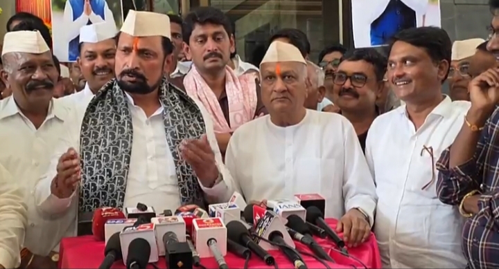 ಪ್ರತಿಷ್ಠೆ ಬಿಟ್ಟು ರೈತರ ವಿಶ್ವಾಸಕ್ಕೆ ದಕ್ಕೆ ತರದ ರೀತಿಯಲ್ಲಿ ಬ್ಯಾಂಕ ನಡೆಯಬೇಕು: ಲಕ್ಷ್ಮಣ ಸವದಿ ಪ್ರತಿಷ್ಠೆ ಬಿಟ್ಟು ರೈತರ ವಿಶ್ವಾಸಕ್ಕೆ ದಕ್ಕೆ ತರದ ರೀತಿಯಲ್ಲಿ ಬ್ಯಾಂಕ ನಡೆಯಬೇಕು: ಲಕ್ಷ್ಮಣ ಸವದಿ