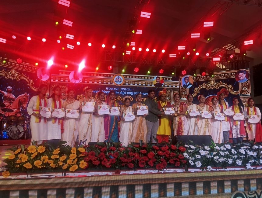 ಕಿತ್ತೂರು ಉತ್ಸವ -2025    ಮಳೆಯಲ್ಲೂ  ಭರ್ಜರಿ ರಸದೌತನ ನೀಡಿದ ಕಲಾವಿದರು.
