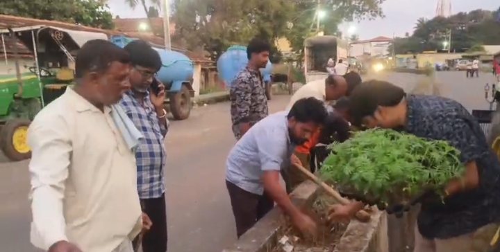 ಡಿವೈಡರ ಒಳಗೆ ಹೂವಿನ ಗಿಡ್ಡ ನೆಟ್ಟು, ಕರ್ನಾಟಕ ರಾಜ್ಯೋತ್ಸವಕ್ಕೆ ಚಾಲನೆ ನೀಡಿದ ಗ್ರಾಮಸ್ಥರು 