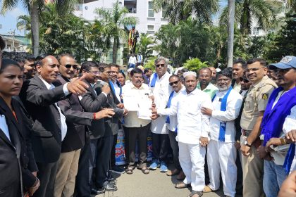 ಸರ್ವೋಚ್ಚ ನ್ಯಾಯಾಲಯದ ಸಿಜೆಐ ಗವಾಯಿ ಅವರ ಮೇಲೆ ಶೂ ಎಸೆದ ಪ್ರಕರಣ ಖಂಡಿಸಿ ಅಥಣಿ ಬಂದ್,ಪ್ರತಿಭಟನೆ