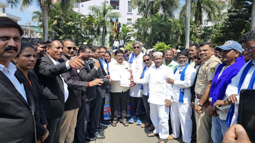 ಸರ್ವೋಚ್ಚ ನ್ಯಾಯಾಲಯದ ಸಿಜೆಐ ಗವಾಯಿ ಅವರ ಮೇಲೆ ಶೂ ಎಸೆದ ಪ್ರಕರಣ ಖಂಡಿಸಿ ಅಥಣಿ ಬಂದ್,ಪ್ರತಿಭಟನೆ