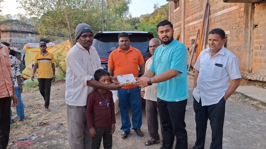 ಹೊರ ರಾಜ್ಯದ ಕೂಲಿ ಕಾರ್ಮಿಕರಿಗೆ ಸಿಹಿ ವಿತರಿಸಿ ದೀಪಾವಳಿ ಹಬ್ಬ