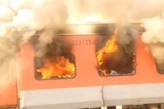 ಅಮೃತಸರ-ಸಹರ್ಸಾ ಗರೀಬ್ ರಥ ಎಕ್ಸ್​ಪ್ರೆಸ್​ ರೈಲಿನಲ್ಲಿ ಬೆಂಕಿ: ಹೊತ್ತಿ ಉರಿದ ಬೋಗಿಗಗಳು