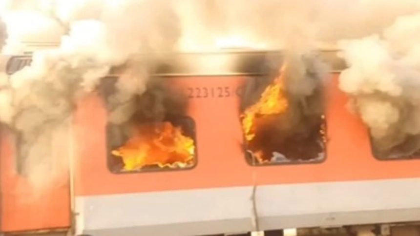 ಅಮೃತಸರ-ಸಹರ್ಸಾ ಗರೀಬ್ ರಥ ಎಕ್ಸ್​ಪ್ರೆಸ್​ ರೈಲಿನಲ್ಲಿ ಬೆಂಕಿ: ಹೊತ್ತಿ ಉರಿದ ಬೋಗಿಗಗಳು