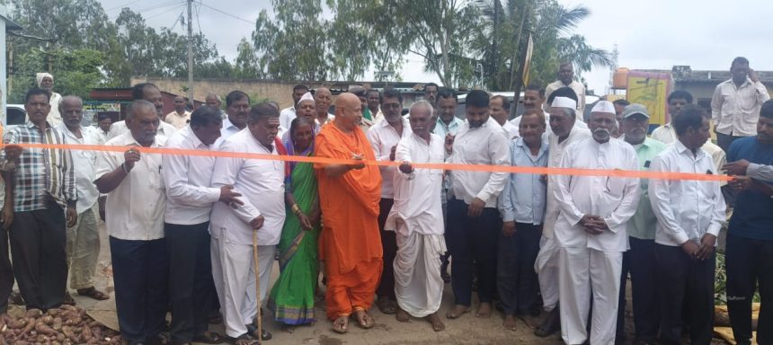 ಮಾರುತೇಶ್ವರ ಮಂದಿರದ ಆವರಣದಲ್ಲಿ ಗುರುವಾರ ವಾರದ ಸಂತೆಗೆ ಚಾಲನೆ ಮಾರುತೇಶ್ವರ ಮಂದಿರದ ಆವರಣದಲ್ಲಿ ಗುರುವಾರ ವಾರದ ಸಂತೆಗೆ ಚಾಲನೆ