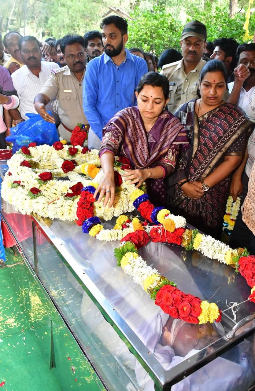 ಧಾರವಾಡ ರಂಗಾಯಣ ನಿರ್ದೇಶಕ ದಿ. ರಾಜು ತಾಳಿಕೋಟಿ  ಪಾರ್ಥಿವ ಶರೀರದ ಅಂತಿಮ ದರ್ಶನ 