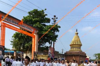 ಗಣವೇಷಧಾರಿಗಳ ಆಕರ್ಷಕ ಪಥಸಂಚಲನ: ಹೂಮಳೆ ಸುರಿಸಿ ಸಂಭ್ರಮ