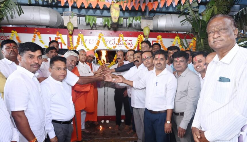 ಕೃಷ್ಣಾ ಸಹಕಾರಿ ಸಕ್ಕರೆ ಕಾರ್ಖಾನೆಯ ಬಾಯಲರ್ ಪ್ರದೀಪನ; ಪ್ರಸಕ್ತ ವರ್ಷ 8 ಲಕ್ಷ ಟನ್ ಕಬ್ಬು ನುರಿಸುವ ಗುರಿ : ಪರಪ್ಪ ಸವದಿ ಕೃಷ್ಣಾ ಸಹಕಾರಿ ಸಕ್ಕರೆ ಕಾರ್ಖಾನೆಯ ಬಾಯಲರ್ ಪ್ರದೀಪನ; ಪ್ರಸಕ್ತ ವರ್ಷ 8 ಲಕ್ಷ ಟನ್ ಕಬ್ಬು ನುರಿಸುವ ಗುರಿ : ಪರಪ್ಪ ಸವದಿ