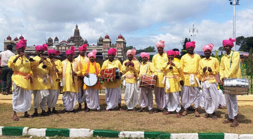 ನಾಡಹಬ್ಬ ಮೈಸೂರು ದಸರೆಯಲ್ಲಿ ಪಾಲ್ಗೊಂಡ ರನ್ನ ಬೆಳಗಲಿಯ ಕಲಾವಿದರು ನಾಡಹಬ್ಬ ಮೈಸೂರು ದಸರೆಯಲ್ಲಿ ಪಾಲ್ಗೊಂಡ ರನ್ನ ಬೆಳಗಲಿಯ ಕಲಾವಿದರು