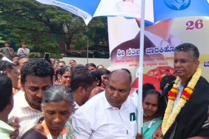 ಬೀದಿ ಬದಿ ವ್ಯಾಪಾರಿಗಳಿಗೆ ಛತ್ರಿ ವಿತರಿಸಿದ ಸಚಿವ ಸತೀಶ್‌ ಜಾರಕಿಹೊಳಿ