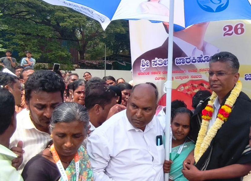 ಬೀದಿ ಬದಿ ವ್ಯಾಪಾರಿಗಳಿಗೆ ಛತ್ರಿ ವಿತರಿಸಿದ ಸಚಿವ ಸತೀಶ್‌ ಜಾರಕಿಹೊಳಿ