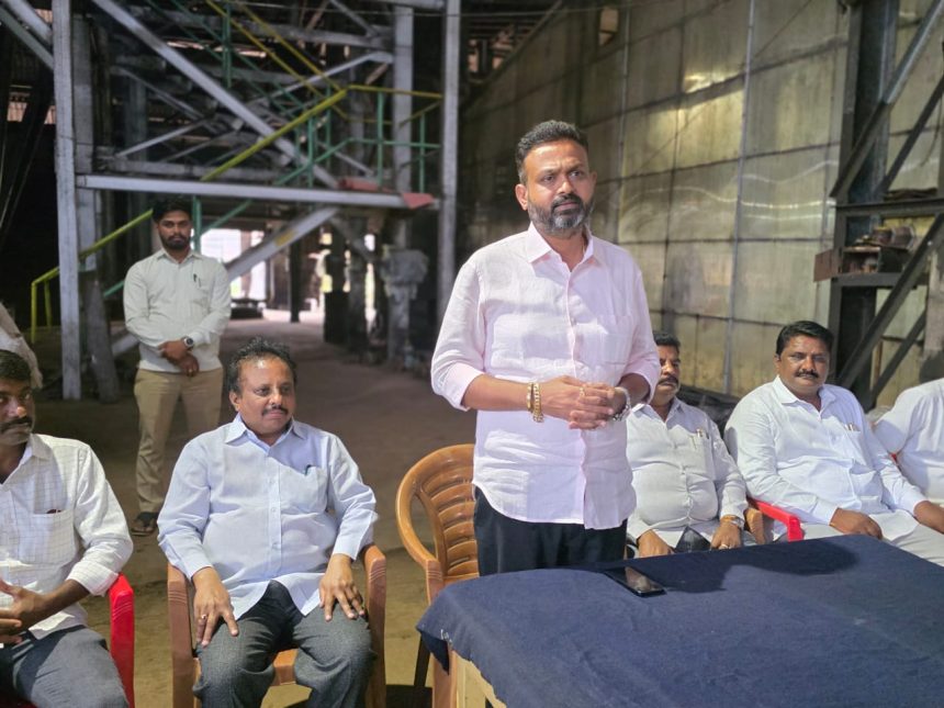 ಕಾರ್ಖಾನೆಯ ಎಲ್ಲ ವಿಭಾಗ ಪರಿಶೀಲಿಸಿ; ಕಾರ್ಮಿಕರ ಅಹವಾಲು ಆಲಿಸಿದ ಚನ್ನರಾಜ ಹಟ್ಟಿಹೊಳಿ