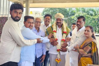 ಉಪ್ಪಾರ ನಿಗಮದ ಅಧ್ಯಕ್ಷ ಭರಮಣ್ಣಾ ಉಪ್ಪಾರರನ್ನು ಸತ್ಕರಿಸಿದ ಪುರಸಭಾ ಮಾಜಿ ಅಧ್ಯಕ್ಷ ದಿಲೀಪ ಲೋಣಾರೆ. 