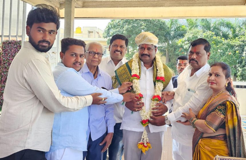 ಉಪ್ಪಾರ ನಿಗಮದ ಅಧ್ಯಕ್ಷ ಭರಮಣ್ಣಾ ಉಪ್ಪಾರರನ್ನು ಸತ್ಕರಿಸಿದ ಪುರಸಭಾ ಮಾಜಿ ಅಧ್ಯಕ್ಷ ದಿಲೀಪ ಲೋಣಾರೆ. 