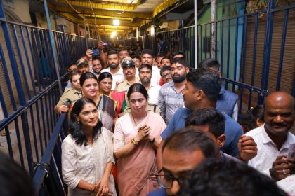 ಸರಳತೆಯಿಂದ ಮನಗೆದ್ದ ಸಚಿವೆ ಲಕ್ಷ್ಮೀ ಹೆಬ್ಬಾಳಕರ್| ಸರತಿ ಸಾಲಿನಲ್ಲಿ ನಿಂತು ಹಾಸನಾಂಬೆ ದರ್ಶನ