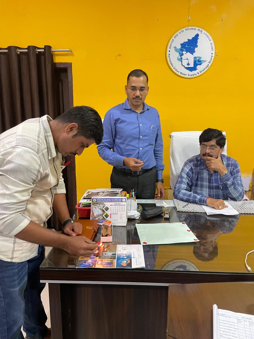 ನಗರ ನೀರು ಸರಬರಾಜು ಮತ್ತು ಒಳಚರಂಡಿ ಮಂಡಳಿಯ ಕಾರ್ಯನಿರ್ವಾಹಕ ಅಭಿಯಂತರರ ಬಂಧನ ನಗರ ನೀರು ಸರಬರಾಜು ಮತ್ತು ಒಳಚರಂಡಿ ಮಂಡಳಿಯ ಕಾರ್ಯನಿರ್ವಾಹಕ ಅಭಿಯಂತರರ ಬಂಧನ