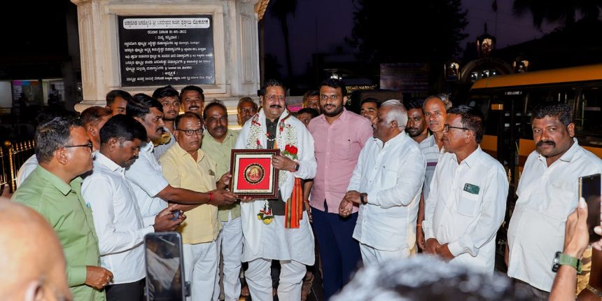 ಬಸನಗೌಡ ಯತ್ನಾಳ ಪಾಟೀಲ ಅವರಿಗೆ ಸನ್ಮಾನ ಬಸನಗೌಡ ಯತ್ನಾಳ ಪಾಟೀಲ ಅವರಿಗೆ ಸನ್ಮಾನ