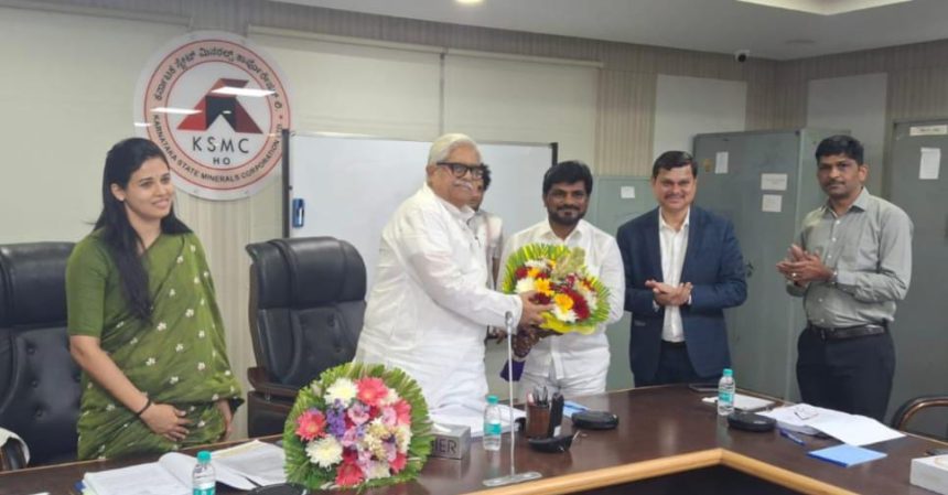 ಕಾರ್ಮಿಕರ ಪರ ಧ್ವನಿ ವಂಚಿತರ ಹಕ್ಕಿಗಾಗಿ ಹೋರಾಟಕ್ಕೆ ನಿಂತ ಉಪಾಧ್ಯಕ್ಷ ತುಮಟಿ ಲಕ್ಷ್ಮಣ ಕಾರ್ಮಿಕರ ಪರ ಧ್ವನಿ ವಂಚಿತರ ಹಕ್ಕಿಗಾಗಿ ಹೋರಾಟಕ್ಕೆ ನಿಂತ ಉಪಾಧ್ಯಕ್ಷ ತುಮಟಿ ಲಕ್ಷ್ಮಣ