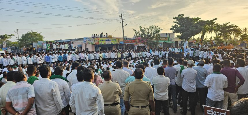 ಕಬ್ಬಿಗೆ ಬೆಲೆ 3500 ರೂ ಘೋಷಿಸುವವರೆಗೂ ಪ್ರತಿಭಟನೆ ನಿಲ್ಲದು: ರೈತರ ಎಚ್ಚರಿಕೆ ಕಬ್ಬಿಗೆ ಬೆಲೆ 3500 ರೂ ಘೋಷಿಸುವವರೆಗೂ ಪ್ರತಿಭಟನೆ ನಿಲ್ಲದು: ರೈತರ ಎಚ್ಚರಿಕೆ