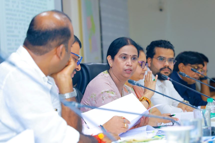 ಜವಾಬ್ದಾರಿಯುತ ಕೆಲಸ ಮಾಡಿ: ಅಧಿಕಾರಿಗಳಿಗೆ ಸಚಿವೆ ಲಕ್ಷ್ಮೀ ಹೆಬ್ಬಾಳಕರ್ ಸೂಚನೆ