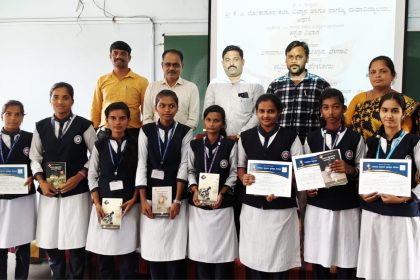 ಕೆ. ಎ. ಲೋಕಾಪುರ ಪದವಿ ಮಹಾವಿದ್ಯಾಲಯದಿಂದ ವಿದ್ಯಾರ್ಥಿಗಳಿಗೆ ಬಹುಮಾನ ವಿತರಣೆ