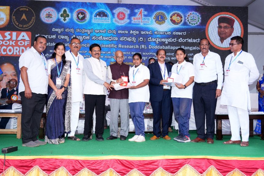 “ನಾನೂ ವಿಜ್ಞಾನಿ 2025” ಕಮ್ಮಟ: ಪಾಮಲದಿನ್ನಿ ವಿದ್ಯಾರ್ಥಿನಿಯರಿಗೆ ರಾಜ್ಯಪಾಲರ ಪುರಸ್ಕಾರ