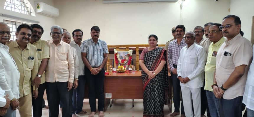 ಕಿತ್ತೂರು ರಾಣಿ ಚೆನ್ನಮ್ಮರ ಧೈರ್ಯ, ಸಾಹಸ ಇಂದಿನ ಮಹಿಳೆಯರಿಗೆ ಆದರ್ಶಪ್ರಾಯ. ಜಯಂತಿಯಲ್ಲಿ ಪುಷ್ಪನಮನ ಸಲ್ಲಿಸಿ ಜಿಲ್ಲಾಧಿಕಾರಿ ಕವಿತಾ.ಎಸ್.ಮನ್ನಿಕೇರಿ ಹೇಳಿಕೆ. ಕಿತ್ತೂರು ರಾಣಿ ಚೆನ್ನಮ್ಮರ ಧೈರ್ಯ, ಸಾಹಸ ಇಂದಿನ ಮಹಿಳೆಯರಿಗೆ ಆದರ್ಶಪ್ರಾಯ. ಜಯಂತಿಯಲ್ಲಿ ಪುಷ್ಪನಮನ ಸಲ್ಲಿಸಿ ಜಿಲ್ಲಾಧಿಕಾರಿ ಕವಿತಾ.ಎಸ್.ಮನ್ನಿಕೇರಿ ಹೇಳಿಕೆ.