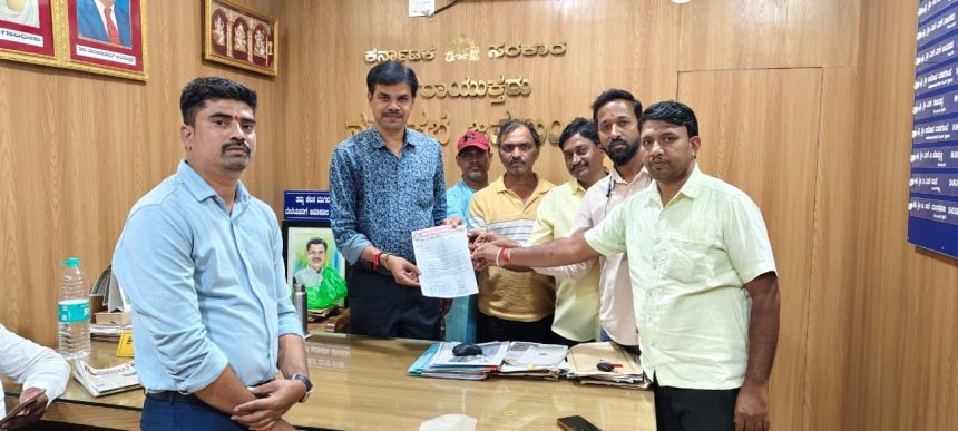 ಜಮಖಂಡಿ ಹಿತ ರಕ್ಷಣಾ ಸಮಿತಿ ಇವರಿಂದ ಪೌರಾಯುಕ್ತರಿಗೆ ಮನವಿ ಜಮಖಂಡಿ ಹಿತ ರಕ್ಷಣಾ ಸಮಿತಿ ಇವರಿಂದ ಪೌರಾಯುಕ್ತರಿಗೆ ಮನವಿ