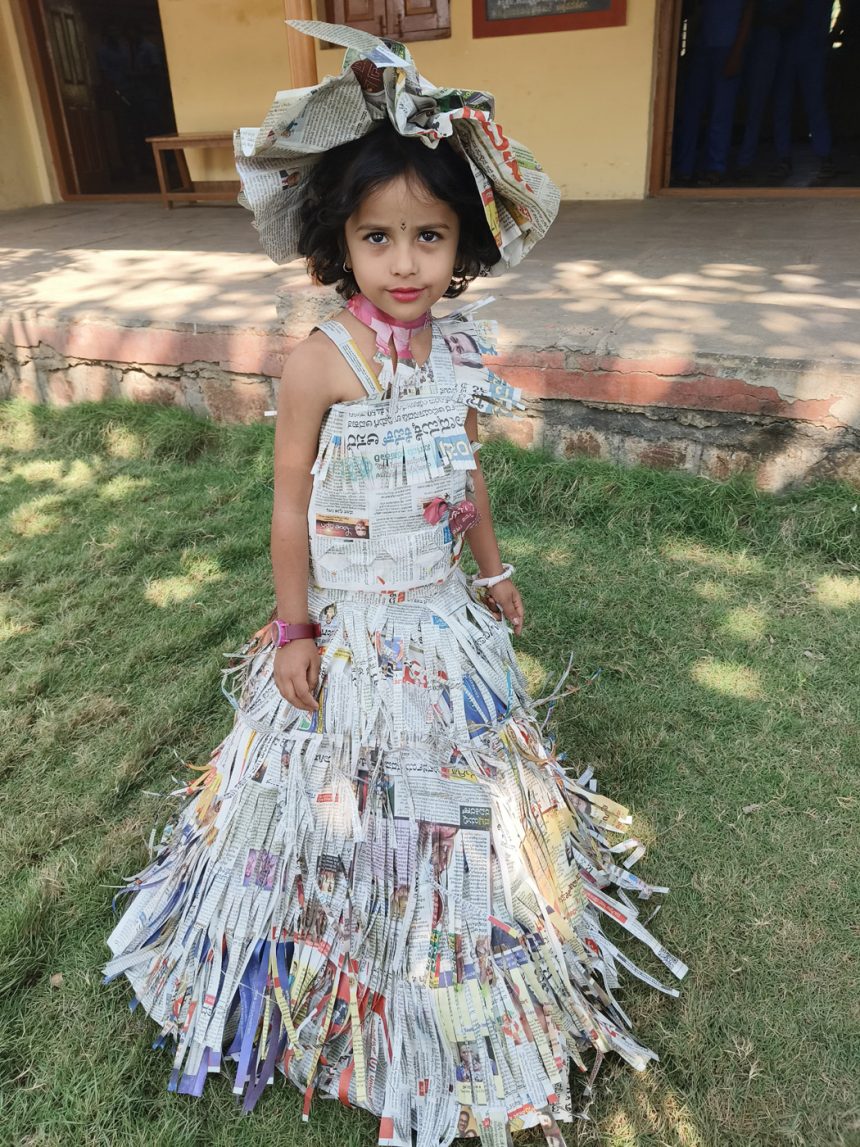 ನ್ಯೂಜ್ ಪೇಪರ ಡ್ರೆಸ್ ಗಮನಸೆಳೆದ ವಿದ್ಯಾರ್ಥಿನಿ ಶ್ರಿಶಾ