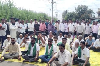 ಕಬ್ಬಿನ ದರಕ್ಕಾಗಿ ರಸ್ತೆ ತಡೆ ನಡೆಸಿದ ಮೋಳೆ ರೈತರು