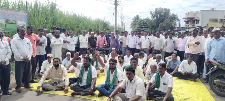ಕಬ್ಬಿನ ದರಕ್ಕಾಗಿ ರಸ್ತೆ ತಡೆ ನಡೆಸಿದ ಮೋಳೆ ರೈತರು ಕಬ್ಬಿನ ದರಕ್ಕಾಗಿ ರಸ್ತೆ ತಡೆ ನಡೆಸಿದ ಮೋಳೆ ರೈತರು