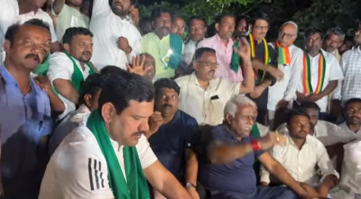 ಅಹೋರಾತ್ರಿ ರೈತರೊಂದಿಗೆ ಧರಣಿ ಮಾಡಿ, ಅಲ್ಲೇ ಮಲಗಿದ ಬಿಜೆಪಿ ರಾಜ್ಯಾಧ್ಯಕ್ಷ ವಿಜಯೇಂದ್ರ ಅಹೋರಾತ್ರಿ ರೈತರೊಂದಿಗೆ ಧರಣಿ ಮಾಡಿ, ಅಲ್ಲೇ ಮಲಗಿದ ಬಿಜೆಪಿ ರಾಜ್ಯಾಧ್ಯಕ್ಷ ವಿಜಯೇಂದ್ರ