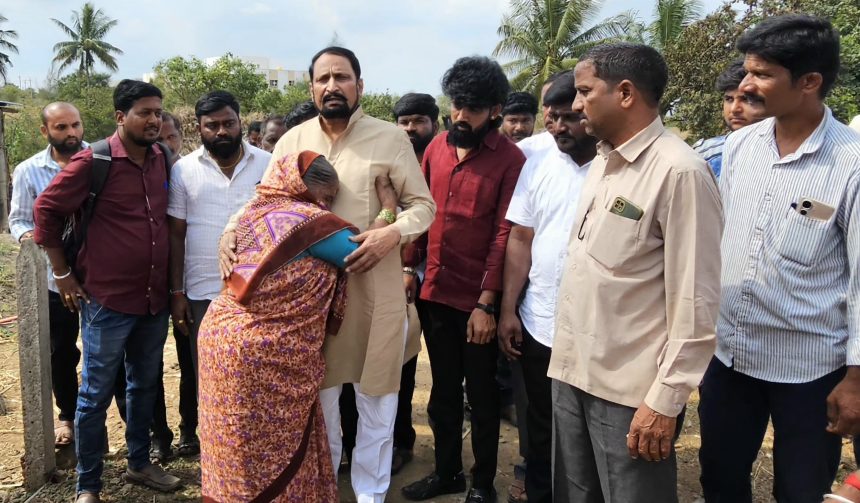 ಗುಡಿಸಲು ಆಕಸ್ಮಿಕ ಬೆಂಕಿ/ಶಾಸಕ ಲಕ್ಷ್ಮಣ ಸವದಿ ಸಂತ್ರಸ್ತ ಕುಟುಂಬಕ್ಕೆ ನೆರವು ಗುಡಿಸಲು ಆಕಸ್ಮಿಕ ಬೆಂಕಿ/ಶಾಸಕ ಲಕ್ಷ್ಮಣ ಸವದಿ ಸಂತ್ರಸ್ತ ಕುಟುಂಬಕ್ಕೆ ನೆರವು